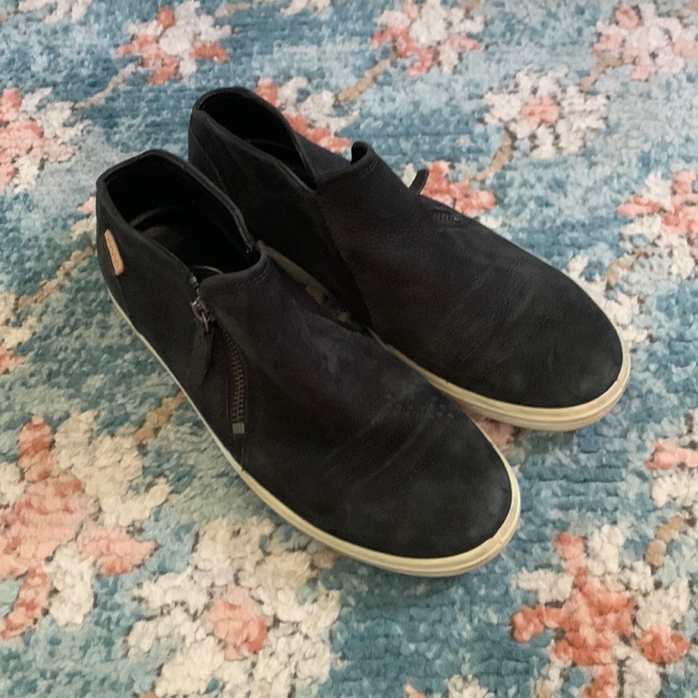 Ecco Ankle Zip Up Sneaker